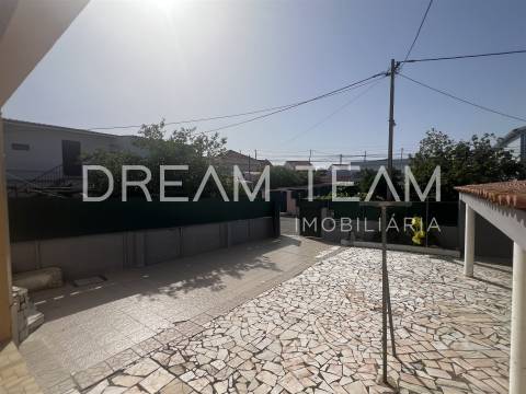 Moradia T4 Bifamiliar na Charneca da Caparica para Remodelação