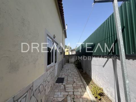 Moradia T4 Bifamiliar na Charneca da Caparica para Remodelação