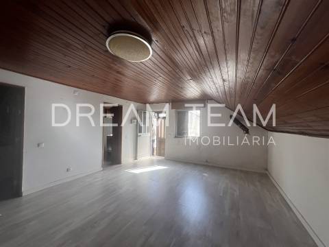 Moradia T4 Bifamiliar na Charneca da Caparica para Remodelação