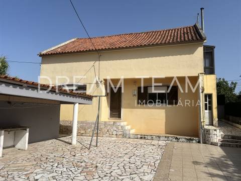 Moradia T4 Bifamiliar na Charneca da Caparica para Remodelação