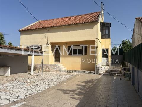 Moradia T4 Bifamiliar na Charneca da Caparica para Remodelação