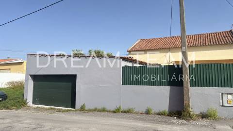 Moradia T4 Bifamiliar na Charneca da Caparica para Remodelação