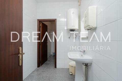 Armazém com escritório no Vale do Alecrim -  Palmela