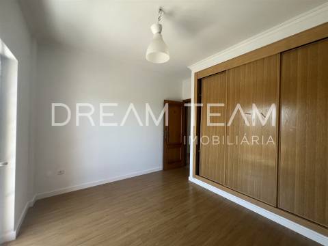 Moradia T4  com Piscina e Lote de 670m² – Qta da Serralheira, Setúbal