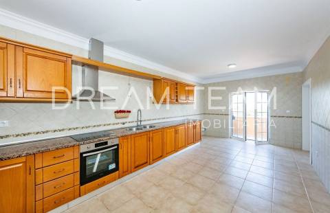 Moradia T4  com Piscina e Lote de 670m² – Qta da Serralheira, Setúbal