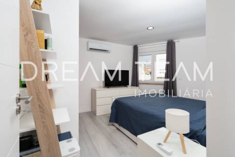 Exclusividade e Conforto em Setúbal: Apartamento T3 convertido em T2, remodelado perto do Alegro
