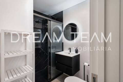 Exclusividade e Conforto em Setúbal: Apartamento T3 convertido em T2, remodelado perto do Alegro