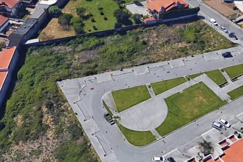 Terreno para construção de Moradia de 2 frentes