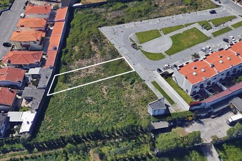 Terreno para construção de Moradia de 2 frentes