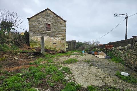 Moradia para reconstrução - Guilhabreu