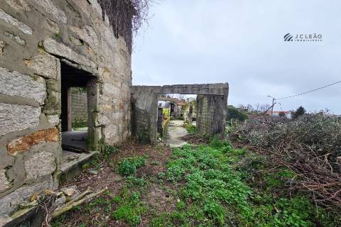 Moradia para reconstrução - Guilhabreu