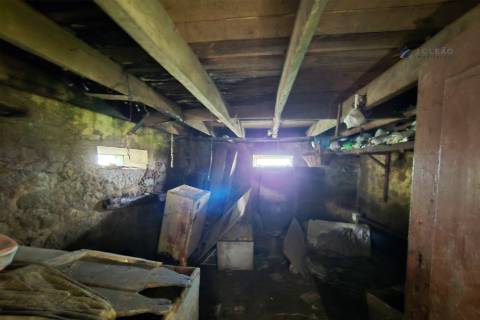 Moradia para reconstrução - Guilhabreu