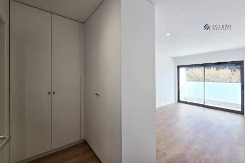 Apartamento T3 com varanda, suite e 2 lugares de garagem em Vila Nova de Gaia