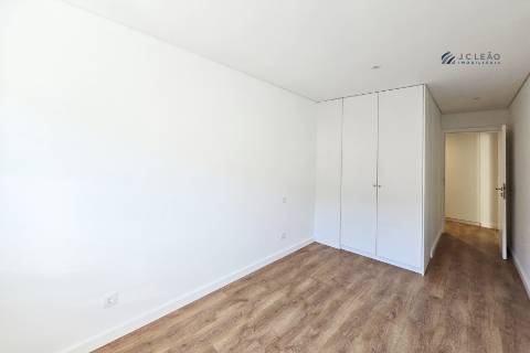 Apartamento T3 com varanda, suite e 2 lugares de garagem em Vila Nova de Gaia