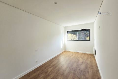Apartamento T3 com varanda, suite e 2 lugares de garagem em Vila Nova de Gaia