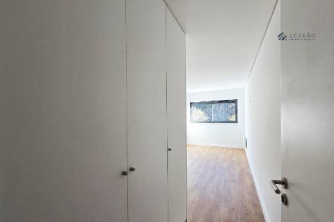 Apartamento T3 com varanda, suite e 2 lugares de garagem em Vila Nova de Gaia