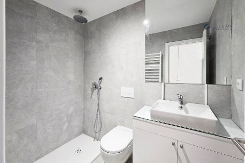 Apartamento T3 com varanda, suite e 2 lugares de garagem em Vila Nova de Gaia