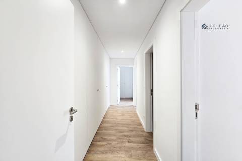 Apartamento T3 com varanda, suite e 2 lugares de garagem em Vila Nova de Gaia