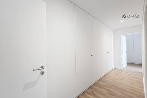 Apartamento T3 com varanda, suite e 2 lugares de garagem em Vila Nova de Gaia