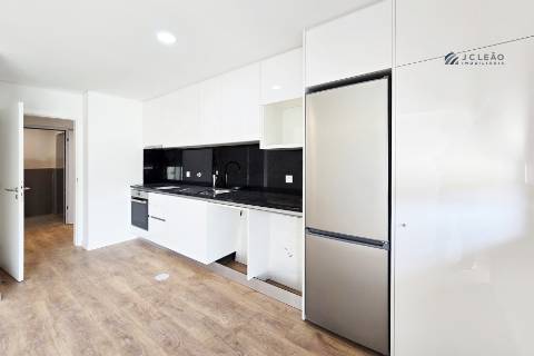 Apartamento T3 com varanda, suite e 2 lugares de garagem em Vila Nova de Gaia