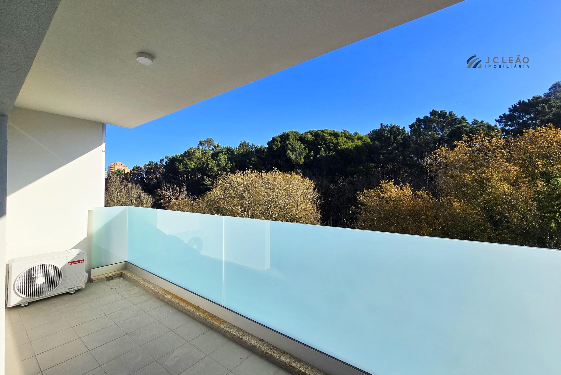 Apartamento T3 com varanda, suite e 2 lugares de garagem em Vila Nova de Gaia