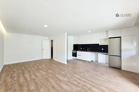 Apartamento T3 com varanda, suite e 2 lugares de garagem em Vila Nova de Gaia