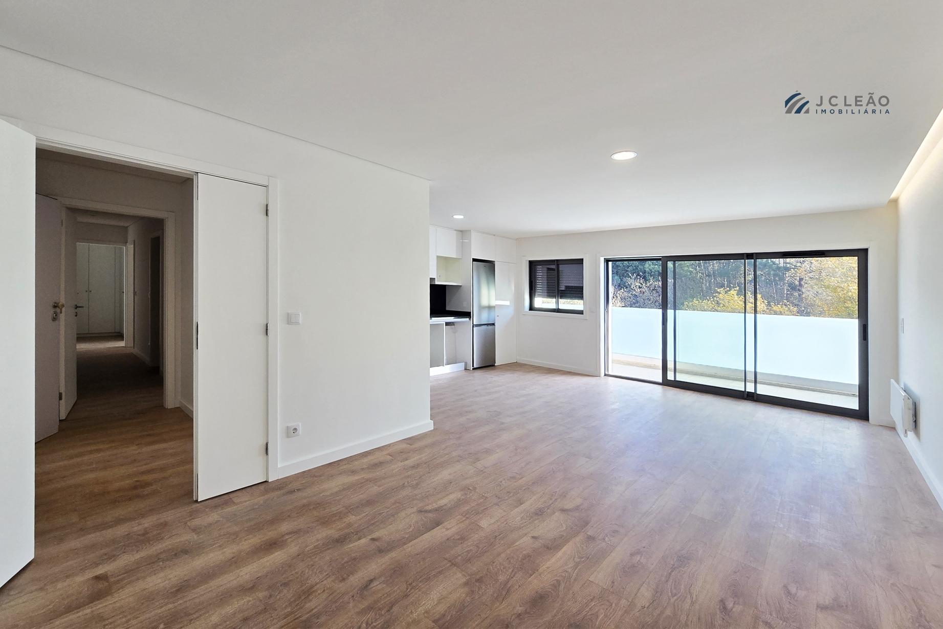 Apartamento T3 com varanda, suite e 2 lugares de garagem em Vila Nova de Gaia