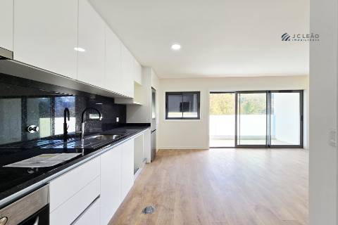 Apartamento T3 com varanda, suite e 2 lugares de garagem em Vila Nova de Gaia