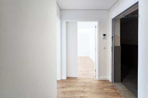 Apartamento T3 com varanda, suite e 2 lugares de garagem em Vila Nova de Gaia