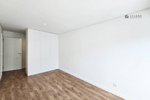 Apartamento T3 com varanda, suite e 2 lugares de garagem em Vila Nova de Gaia