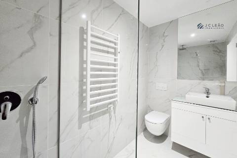 Apartamento T3 com varanda, suite e 2 lugares de garagem em Vila Nova de Gaia