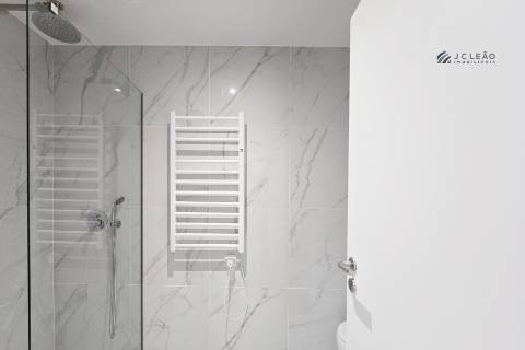 Apartamento T3 com varanda, suite e 2 lugares de garagem em Vila Nova de Gaia