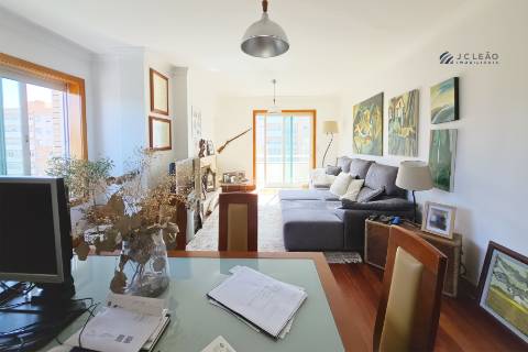 Apartamento T2 em Valongo com 3 Frentes e 2 Varandas