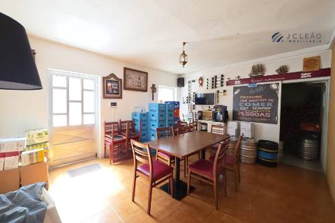 Restaurante em pleno funcionamento para trespasse no coração de Mindelo