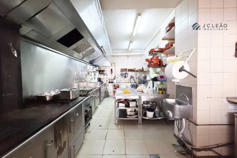 Restaurante em pleno funcionamento para trespasse no coração de Mindelo