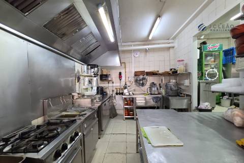 Restaurante em pleno funcionamento para trespasse no coração de Mindelo