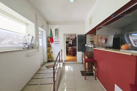 Restaurante em pleno funcionamento para trespasse no coração de Mindelo