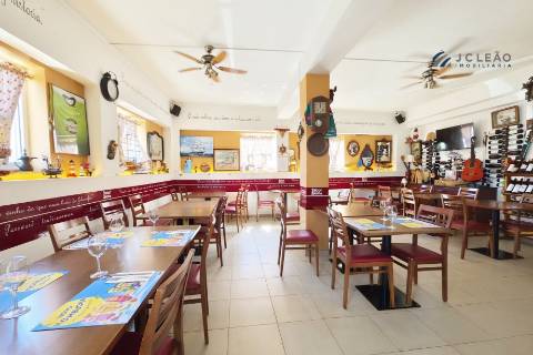 Restaurante em pleno funcionamento para trespasse no coração de Mindelo
