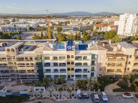 Apartamentos de luxo e de estilo moderno com três quartos em construção.
