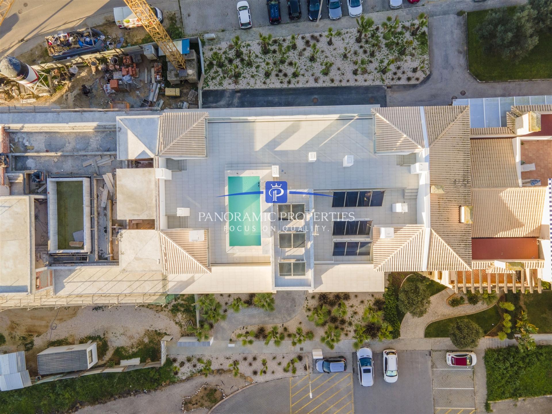 Apartamentos de luxo e de estilo moderno com três quartos em construção.