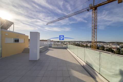 Apartamentos de luxo e de estilo moderno com três quartos em construção.