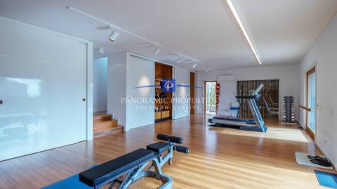 Moradia Tradicional com Piscina e Anexo Contemporâneo Deslumbrante, com espetacular vista mar