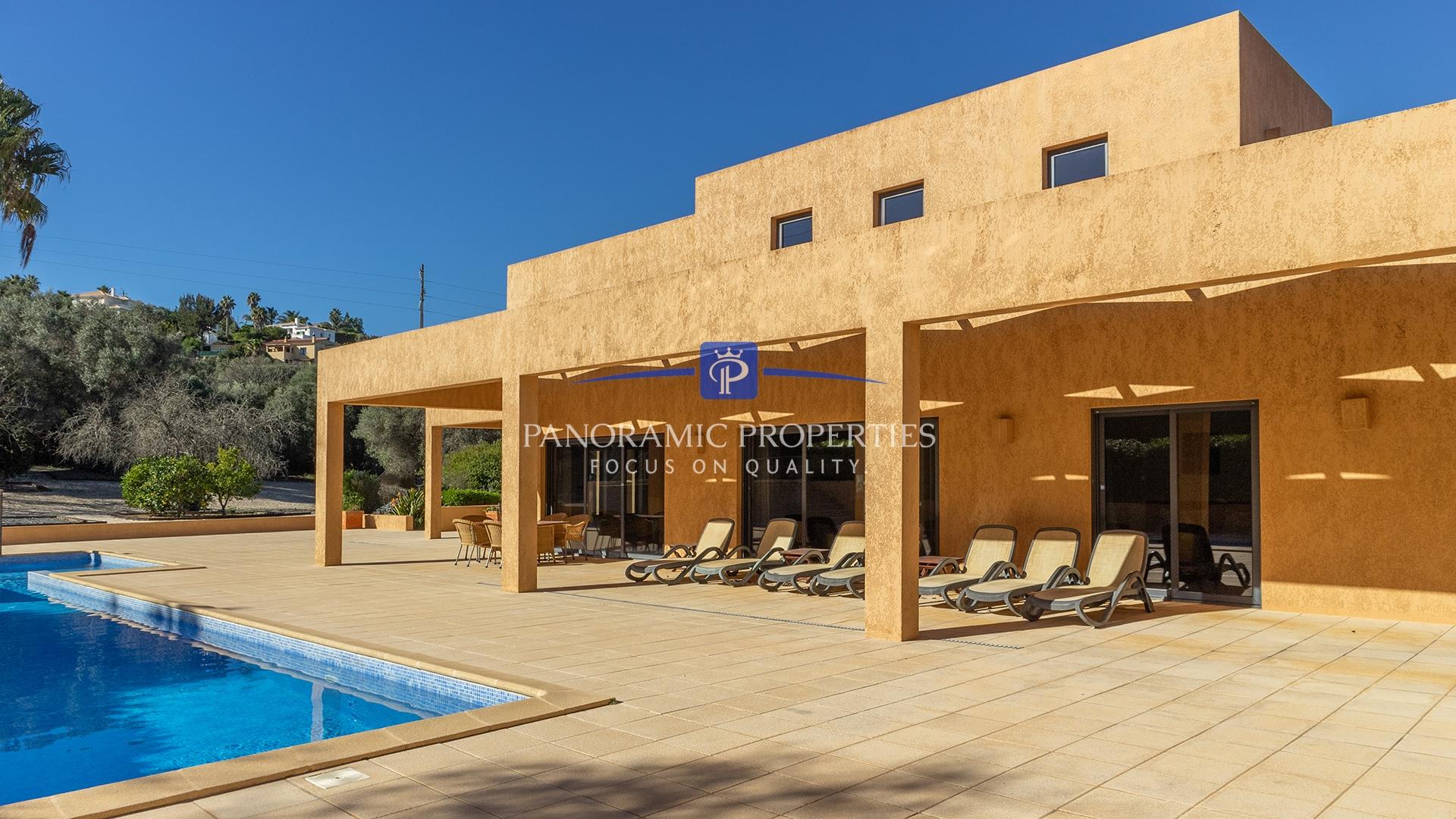 Moradia Única com 4+1 Quartos e Piscina em Grande Terreno, perto de Lagos