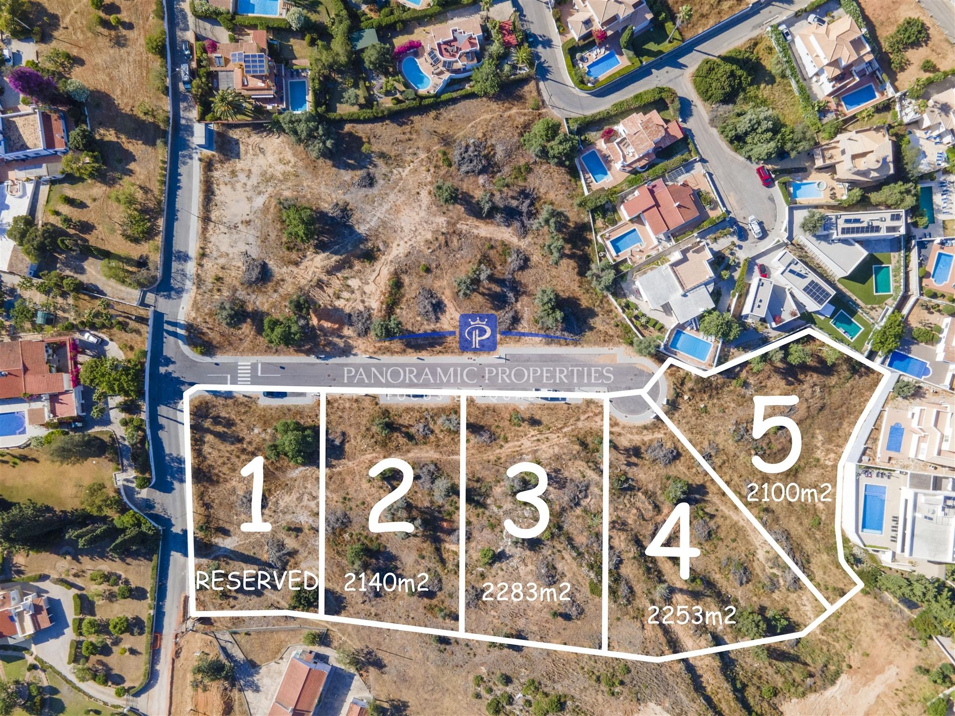 A oportunidade perfeita para construir uma luxuosa moradia isolada com piscina privada.