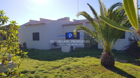 Excepcional moradia de 2 pisos independentes, implantada em terreno arborizado e vinhateiro.