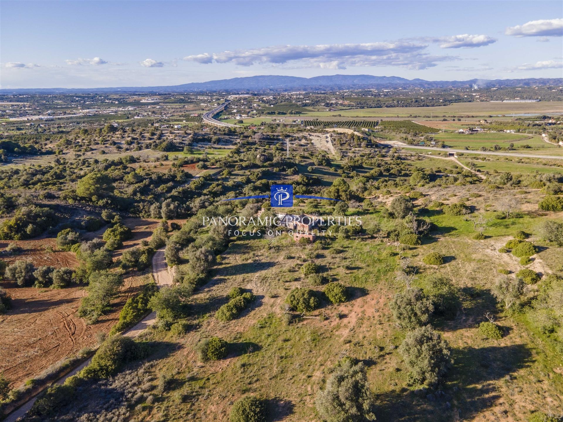 EXCLUSIVO! Amplo terreno com ruínas e vistas deslumbrantes para a Serra de Monchique!