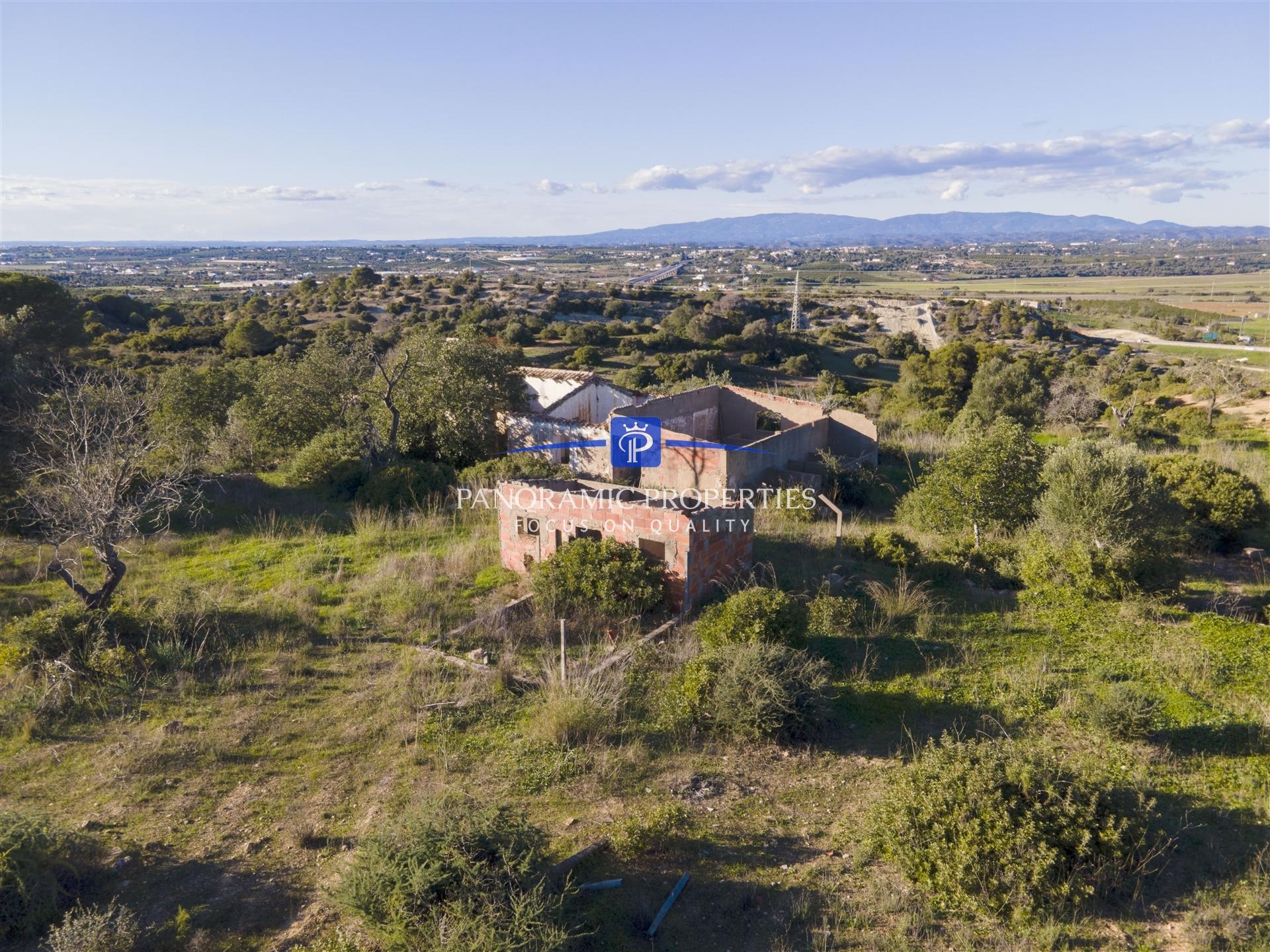 EXCLUSIVO! Amplo terreno com ruínas e vistas deslumbrantes para a Serra de Monchique!