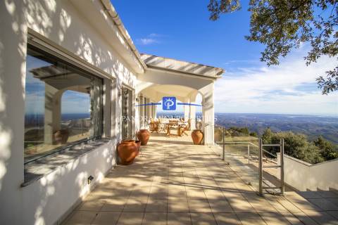 EXCLUSIVO! Magnífica moradia rural em Monchique, com vistas panorâmicas para a costa