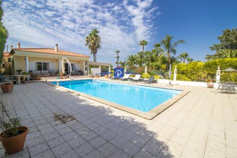 Elegante moradia T4 num generoso terreno privado perto de Carvoeiro