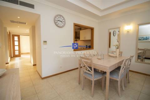 Apartamento no rés do chão com dois quartos com decoração requintada